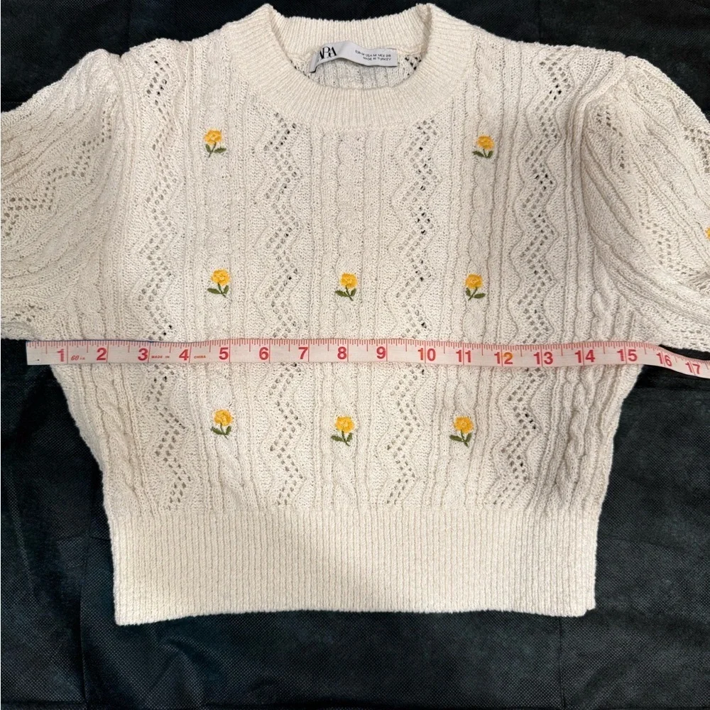 🔥Zara White Cropped Sweater with Yellow Floral Accents🔥